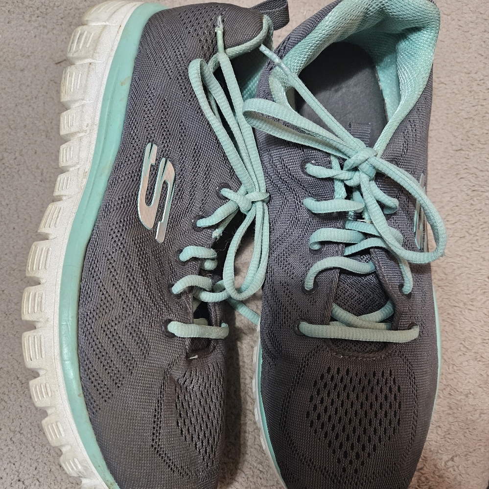 Womans skechers 9